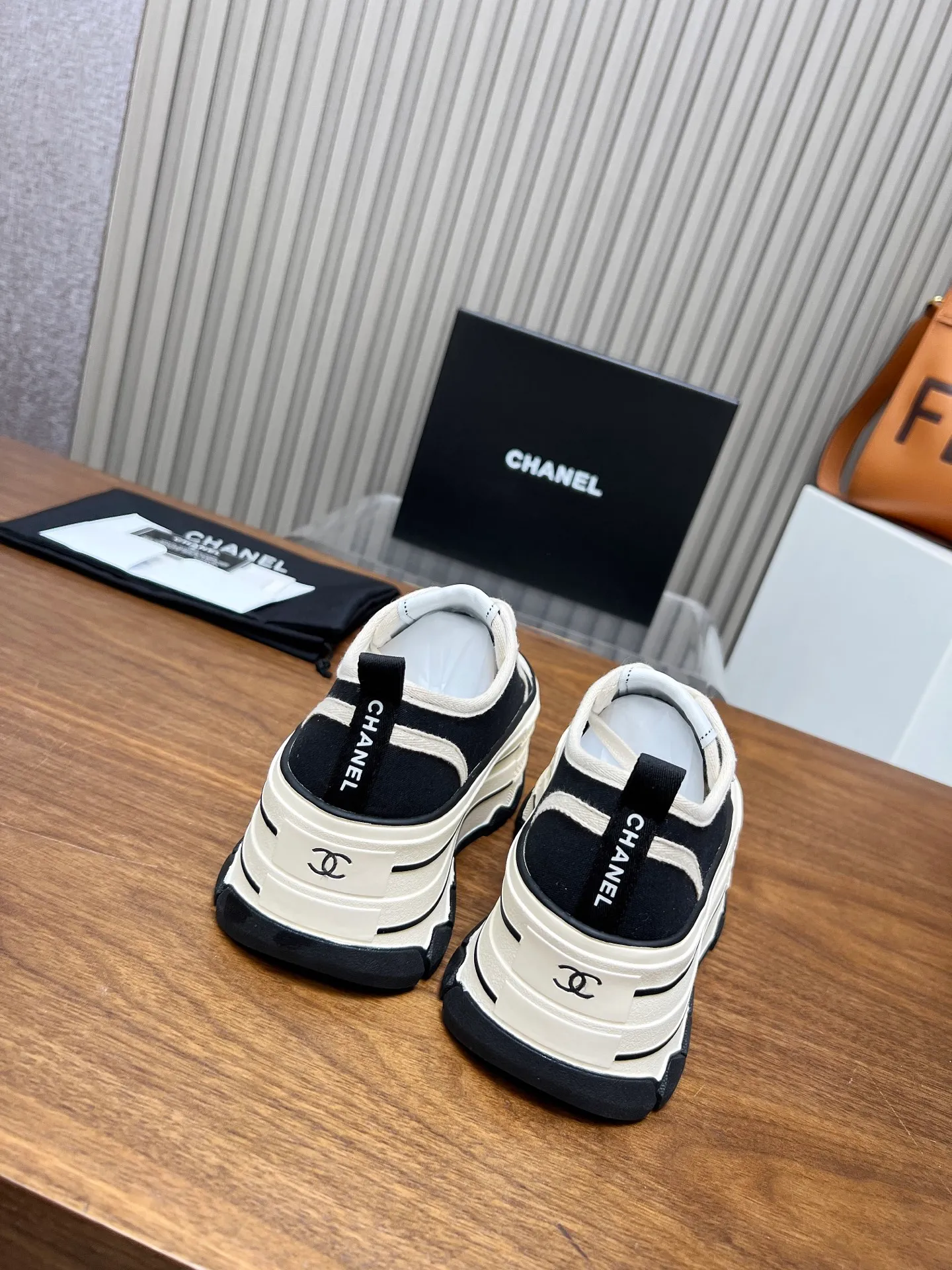 👟👟Ex-factory price 480👟👟 Top version, original quality! ! ! Chanel Chanel - 2025 biscuit shoes, the top casual sports shoes in the counter. This classic design; the style of the upper is made of various craftsmanship; the outsole is fashionable and sporty; the unusual inclusion of a variety of color matching elements... The diversified mix and match is very beautiful and versatile, casual, fashionable, sports and outdoor can be taken into account... ꫛꫀꪝ Go➫ Material: ❶Upper made of: original canvas ❷Inside made of: sheepskin ❸Outsole based on: Original TPU combination outsole, counter quality packaging, complete set for women 35–40
